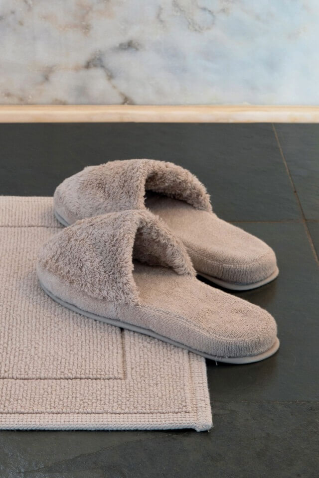 Pantuflas de ba�o suaves colocadas en el suelo